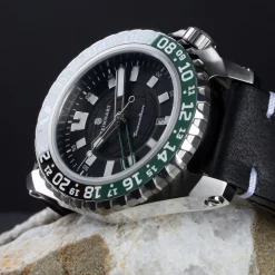 Steinhart Watches Duikhorloges 44 Mm^Traveller Gmt Groen Duikhorloge